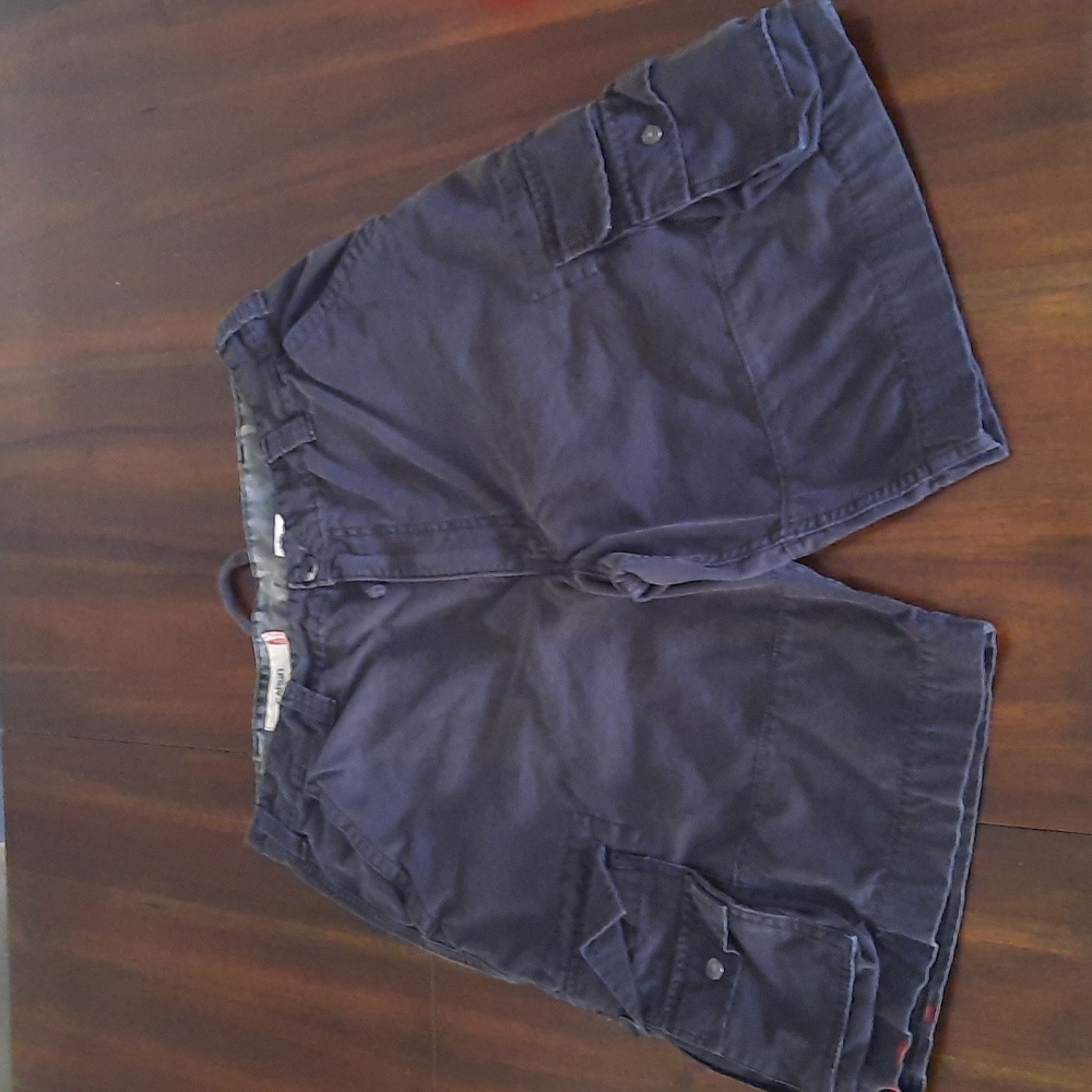 Levi's men's black cargo shorts. Waist - 36in ; Inseam 11.5in.